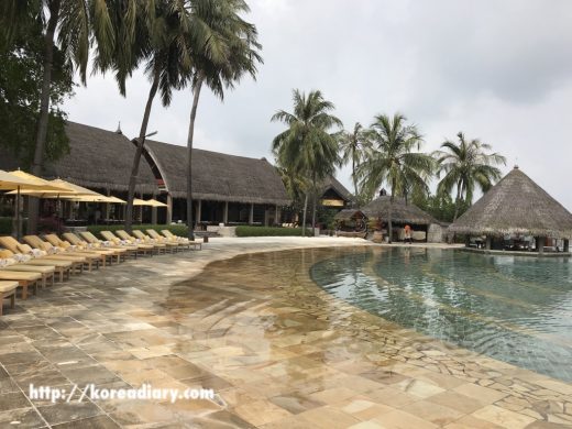 フォーシーズンズモルディブ クダフラのプール。