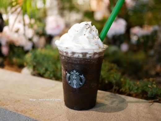 再び、韓国スタバのザ・鍾路店へ。