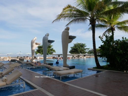 ムリアリゾートの大きなプール♪Mulia Resort