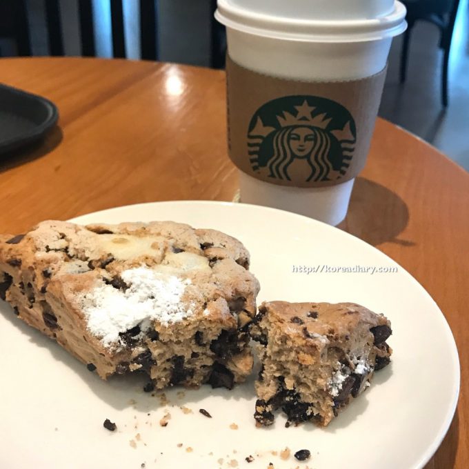 韓国スタバ カカオチョコレートスコーン♪